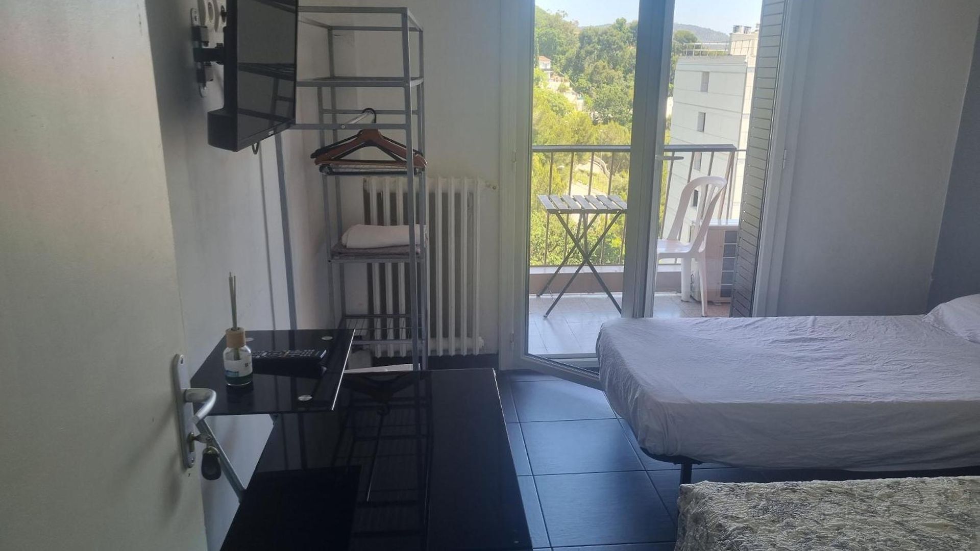 Seaside Tram Haven: Budget-friendly With Kitchen And Views Bed & Breakfast