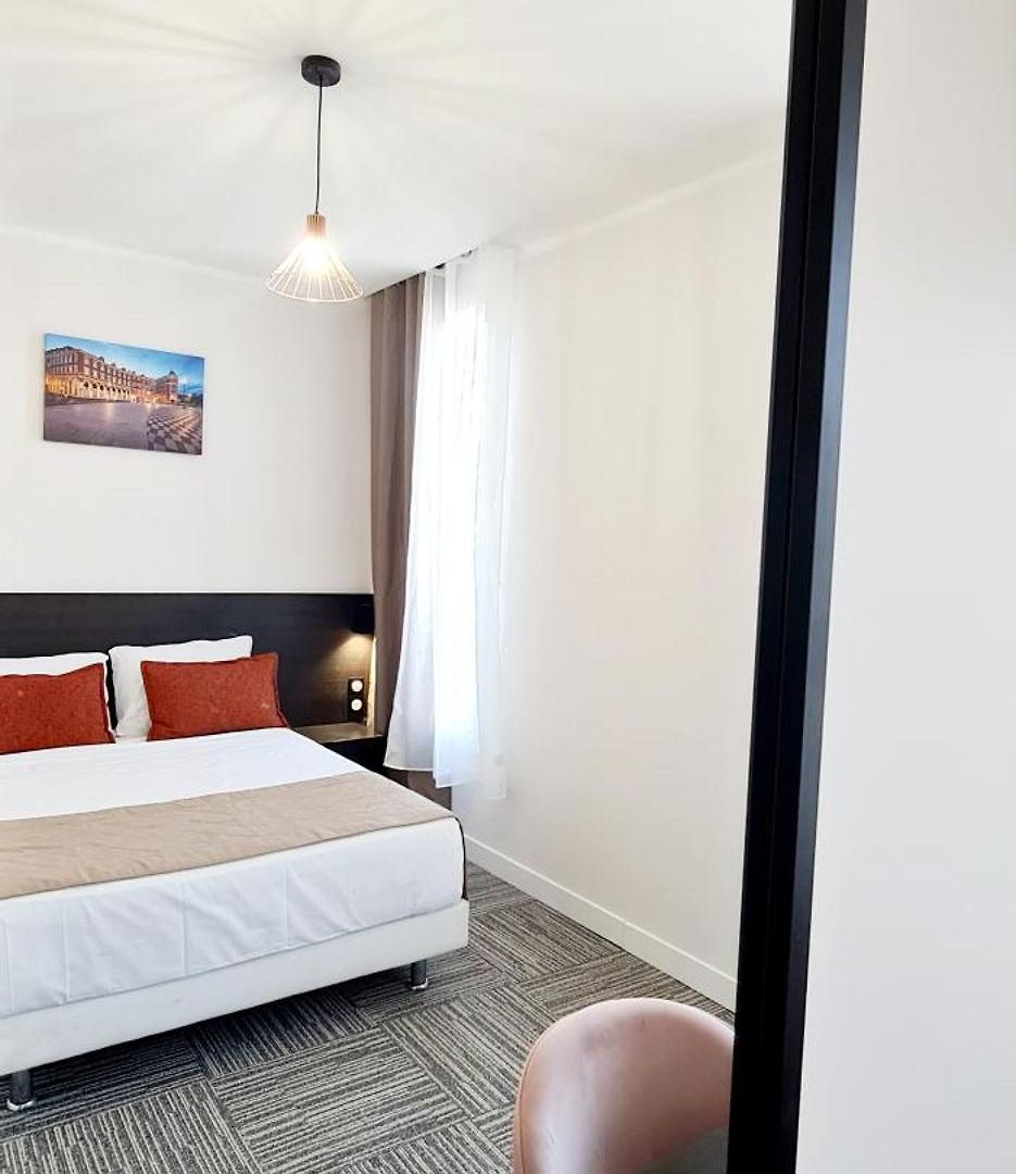 Evelia Hotel *