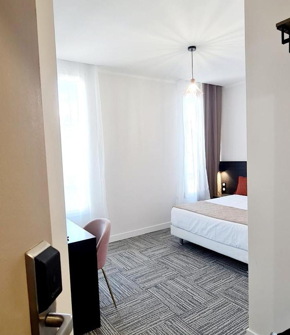 Evelia Hotel *