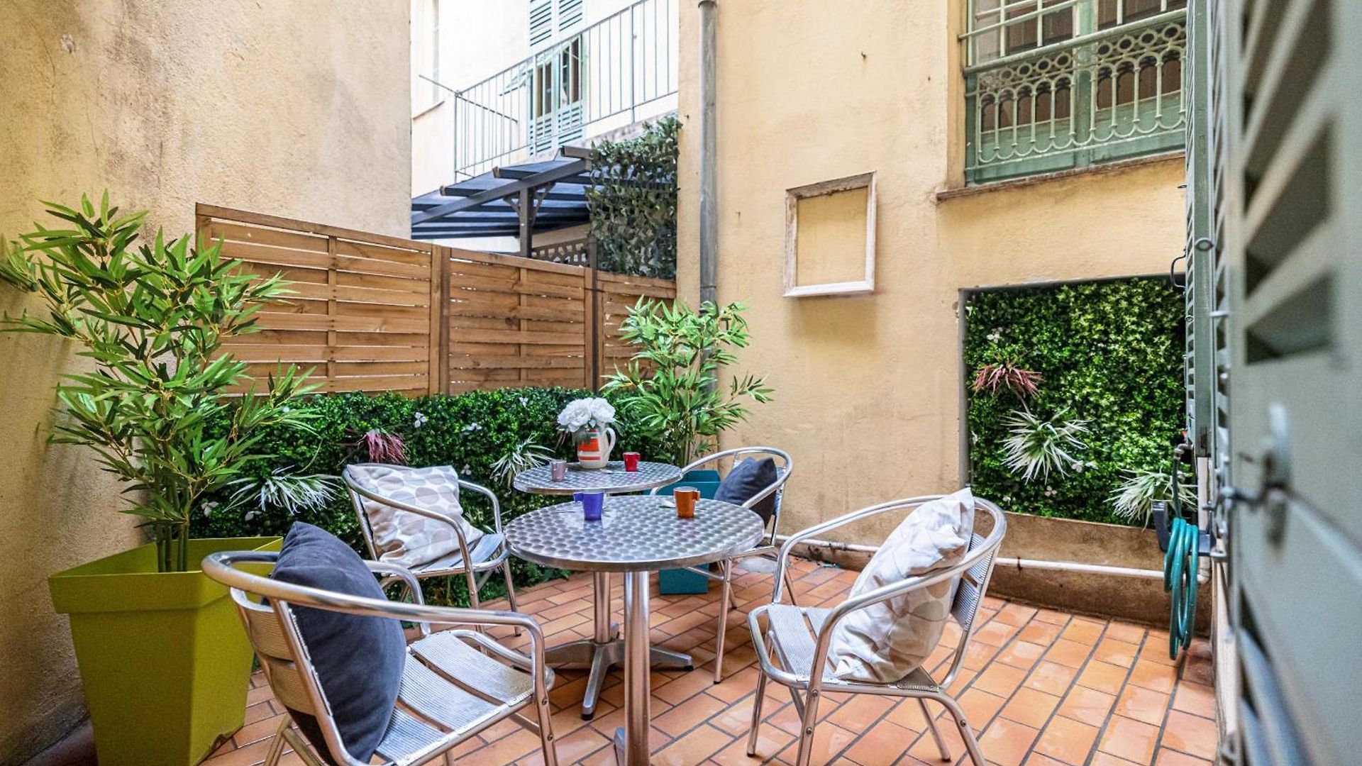 Large One Bedroom Flat In The Old Town Nice