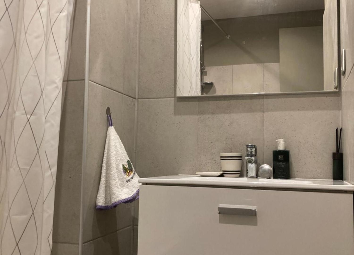 Only For Female Guests, Shared Homestay, West Cosy Flat, Balcony Near Airport Train Public Transport Supermarket Séjour chez l'habitant