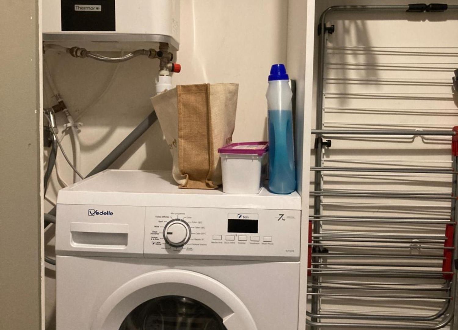 Séjour chez l'habitant Only For Female Guests, Shared Homestay, West Cosy Flat, Balcony Near Airport Train Public Transport Supermarket Nice