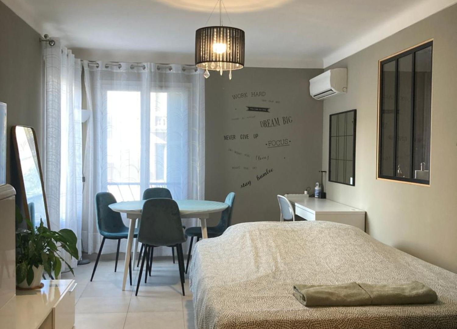 Séjour chez l'habitant Only For Female Guests, Shared Homestay, West Cosy Flat, Balcony Near Airport Train Public Transport Supermarket