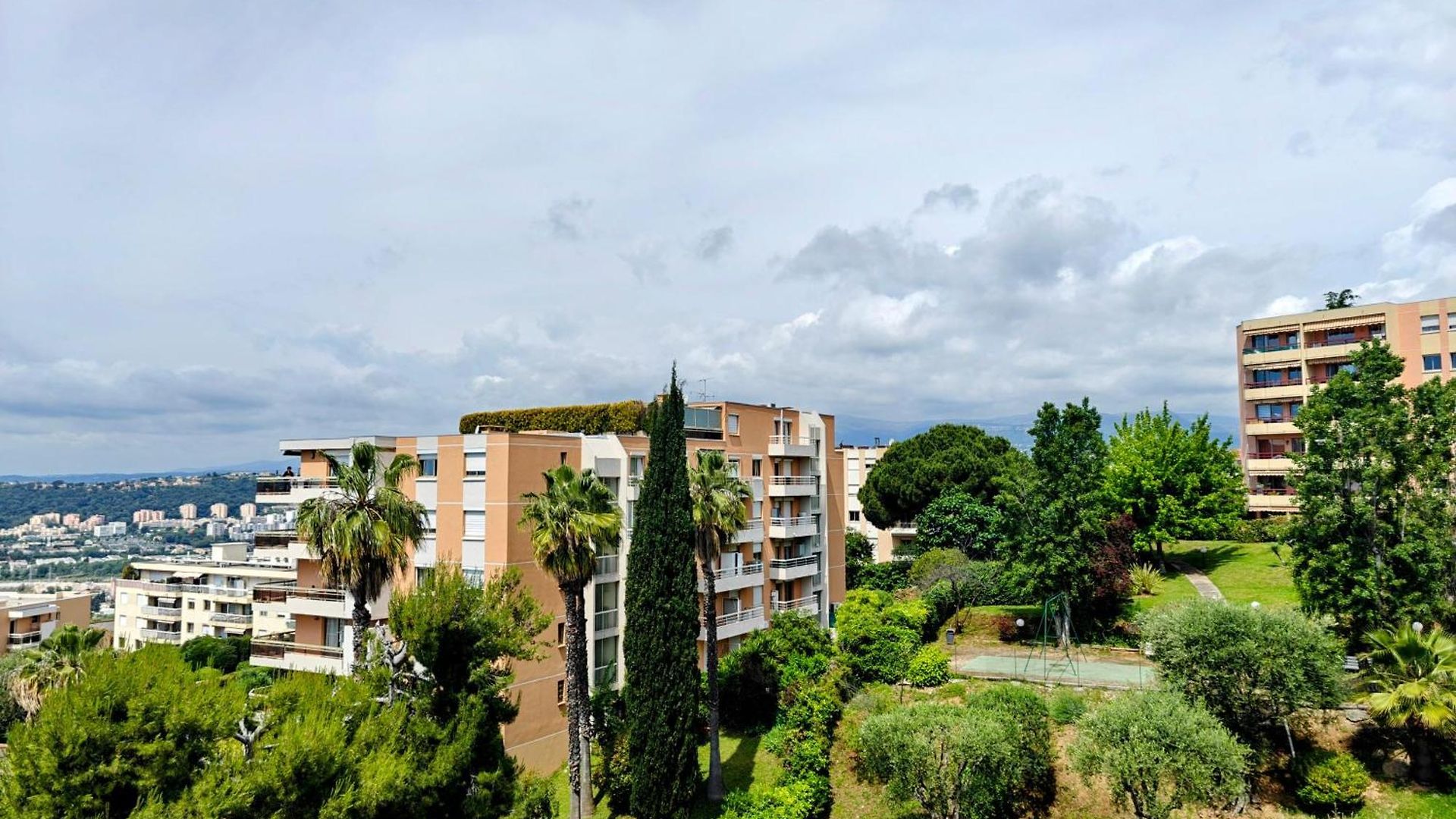 Apartment 2 Bedroom Flat With Terrasse & Car-park Ouest *