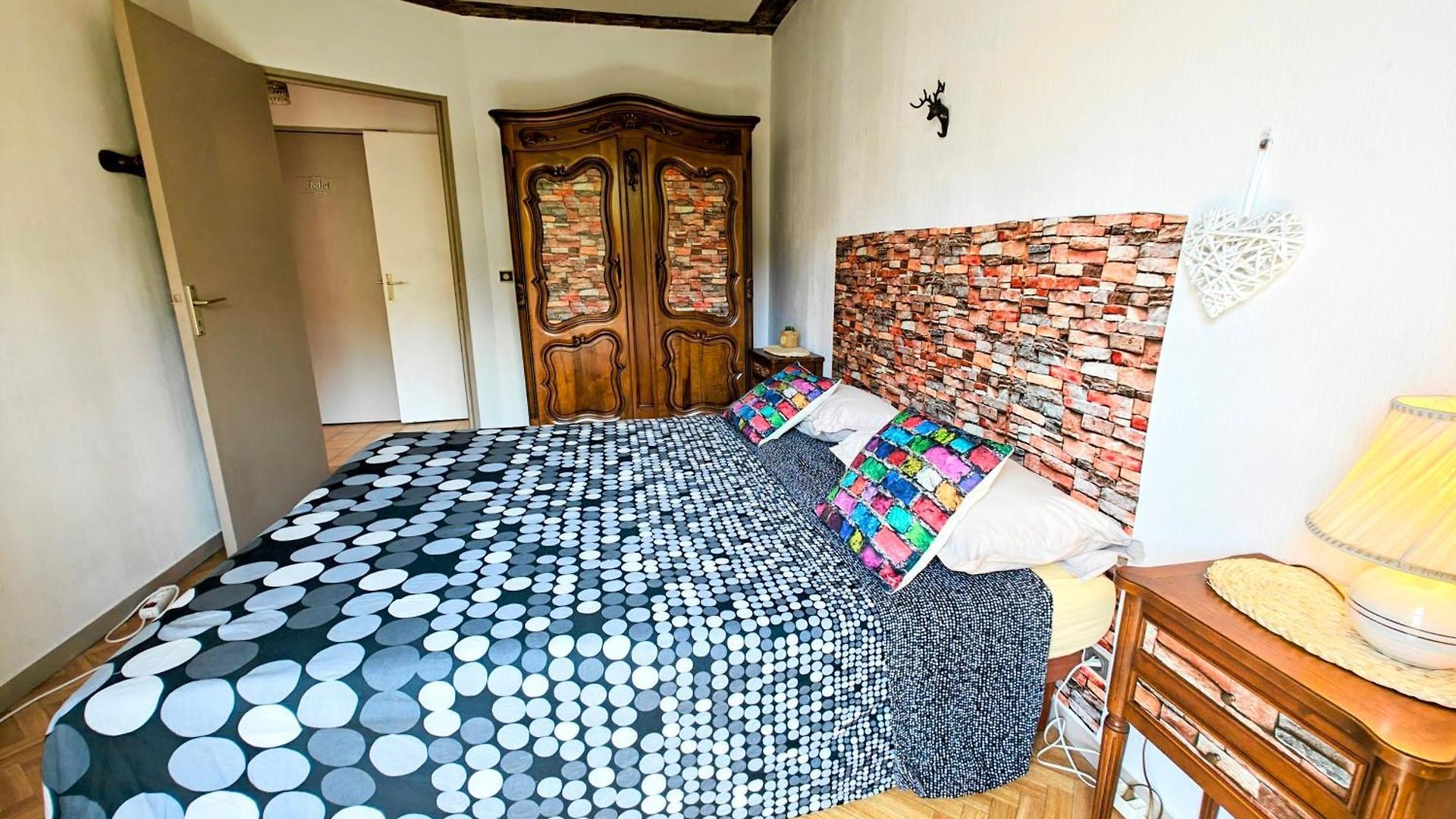2 Bedroom Flat With Terrasse & Car-park Ouest