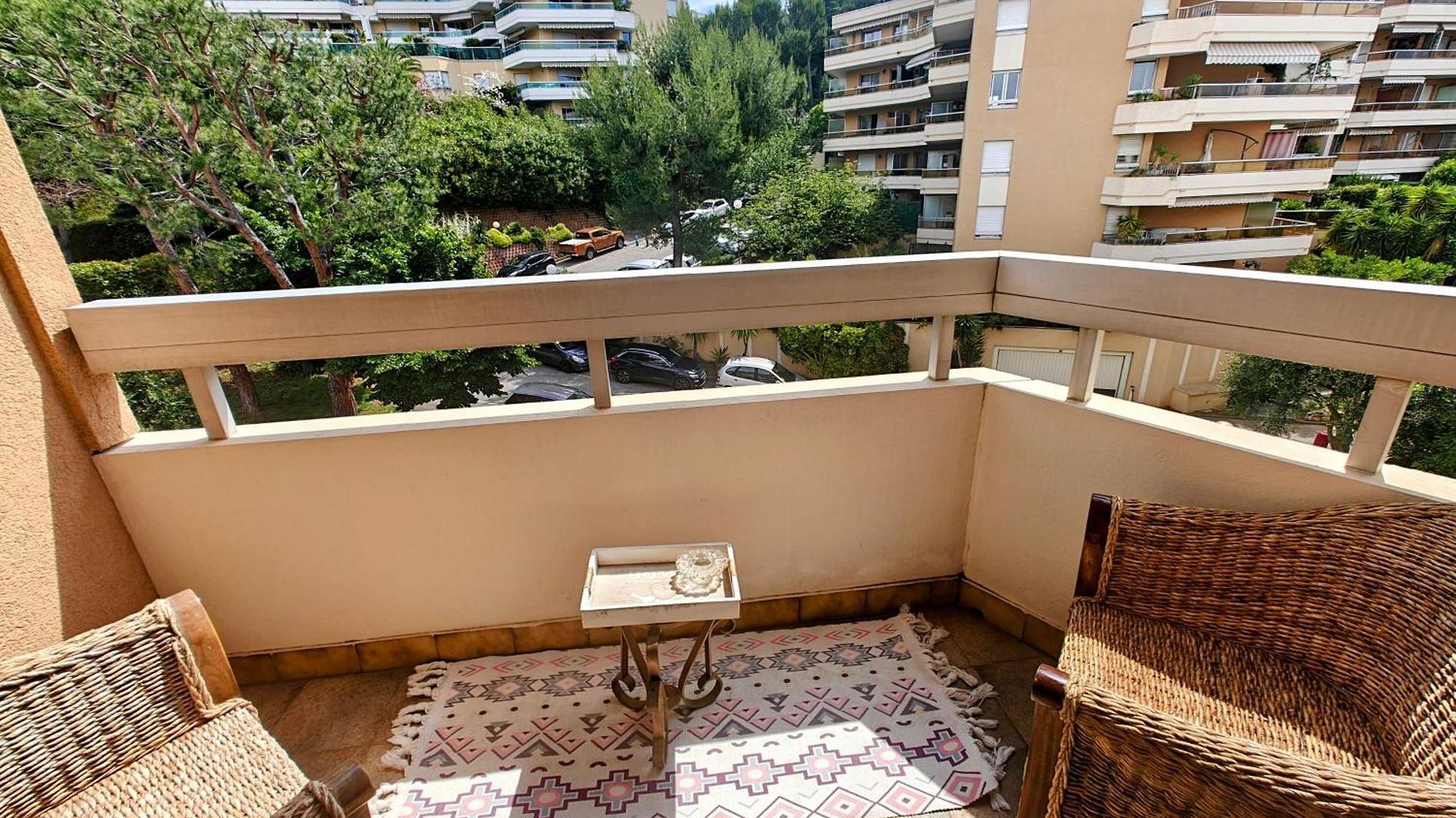 2 Bedroom Flat With Terrasse & Car-park Ouest