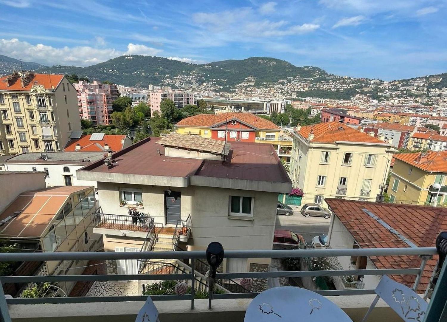 Avec Vue Sur *