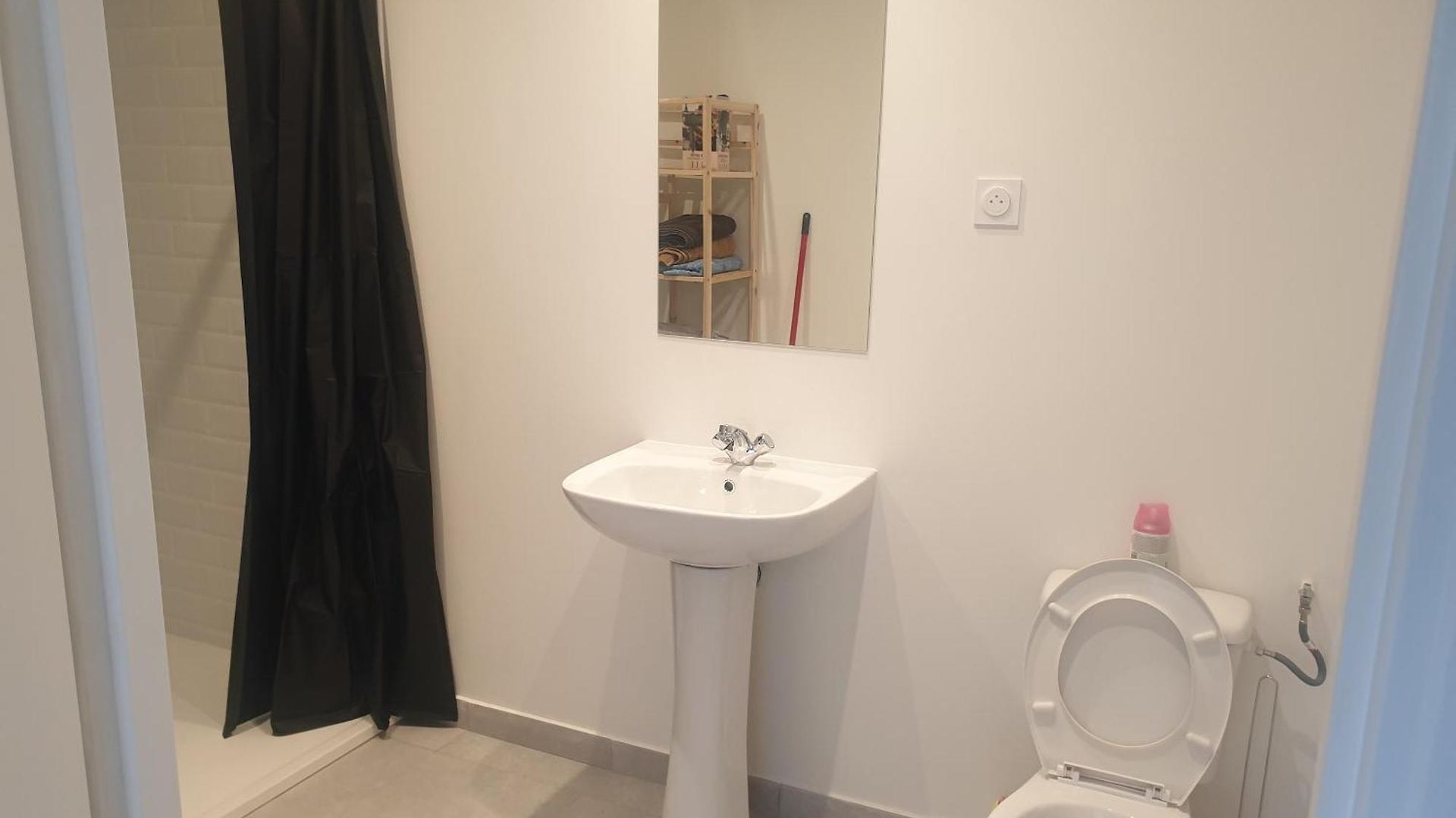 Renove 2023 Proche Aeroport 5min, Gare Sncf 2 Min, Tramway Au Pied De L'immeuble , Parking Possible, Renovated 2023 Near The Airport 5 Min, Train Station 2 Min, Tram Next To The Building 1 Min, Parking Possible *