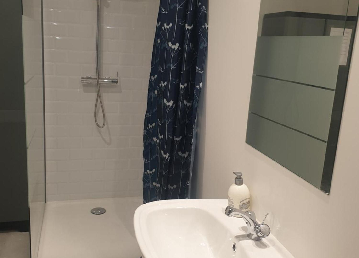 Renove 2023 Proche Aeroport 5min, Gare Sncf 2 Min, Tramway Au Pied De L'immeuble , Parking Possible, Renovated 2023 Near The Airport 5 Min, Train Station 2 Min, Tram Next To The Building 1 Min, Parking Possible Nice