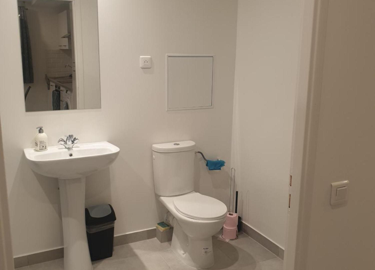 Renove 2023 Proche Aeroport 5min, Gare Sncf 2 Min, Tramway Au Pied De L'immeuble , Parking Possible, Renovated 2023 Near The Airport 5 Min, Train Station 2 Min, Tram Next To The Building 1 Min, Parking Possible