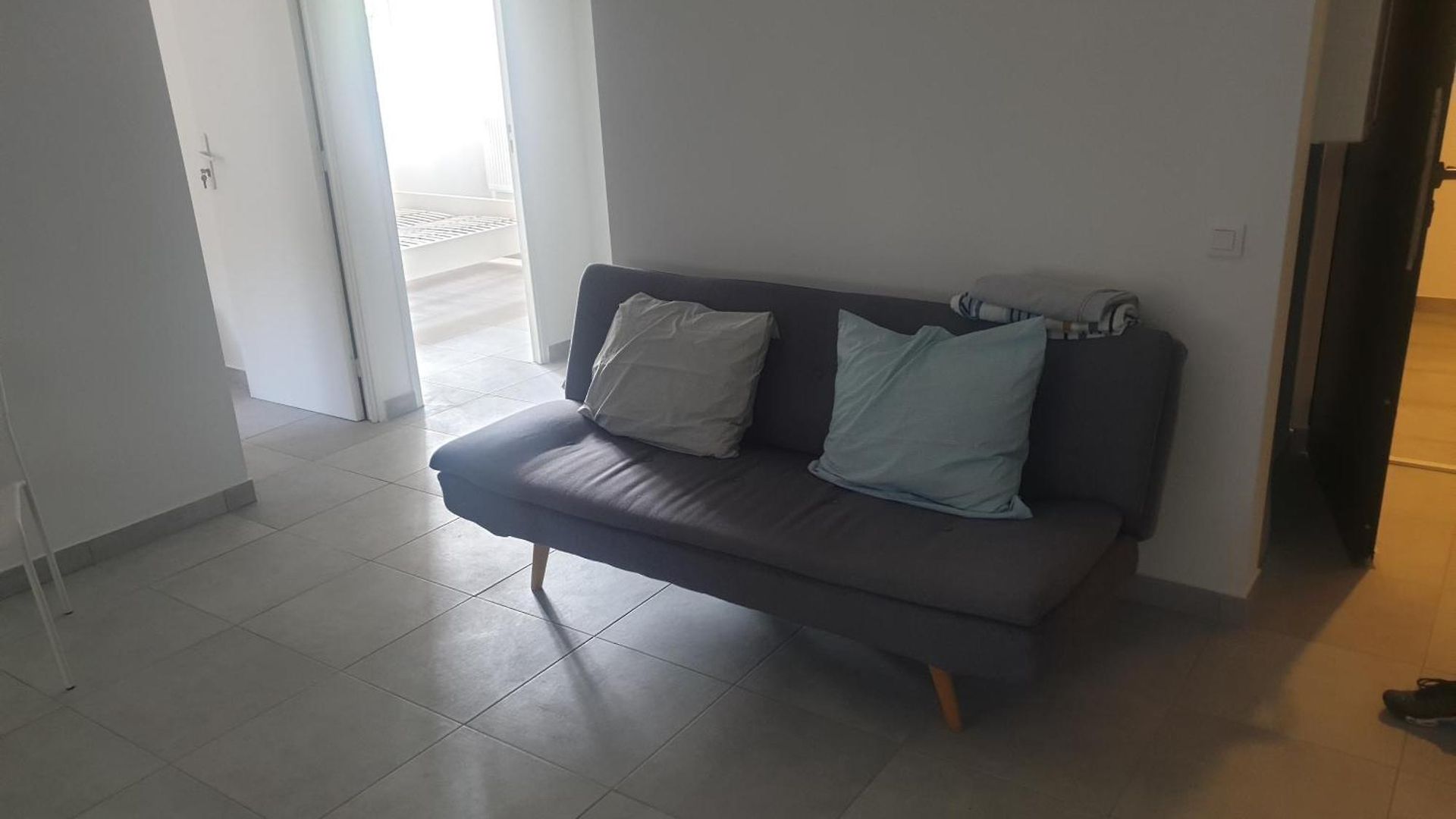 Appartement Renove 2023 Proche Aeroport 5min, Gare Sncf 2 Min, Tramway Au Pied De L'immeuble , Parking Possible, Renovated 2023 Near The Airport 5 Min, Train Station 2 Min, Tram Next To The Building 1 Min, Parking Possible *