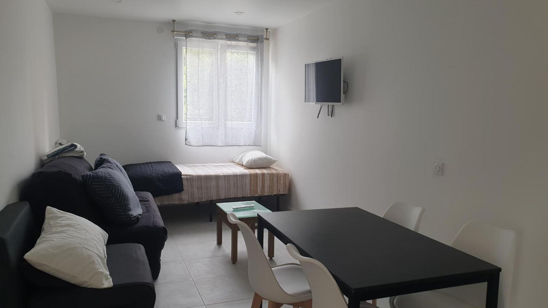 Renove 2023 Proche Aeroport 5min, Gare Sncf 2 Min, Tramway Au Pied De L'immeuble , Parking Possible, Renovated 2023 Near The Airport 5 Min, Train Station 2 Min, Tram Next To The Building 1 Min, Parking Possible * Nice