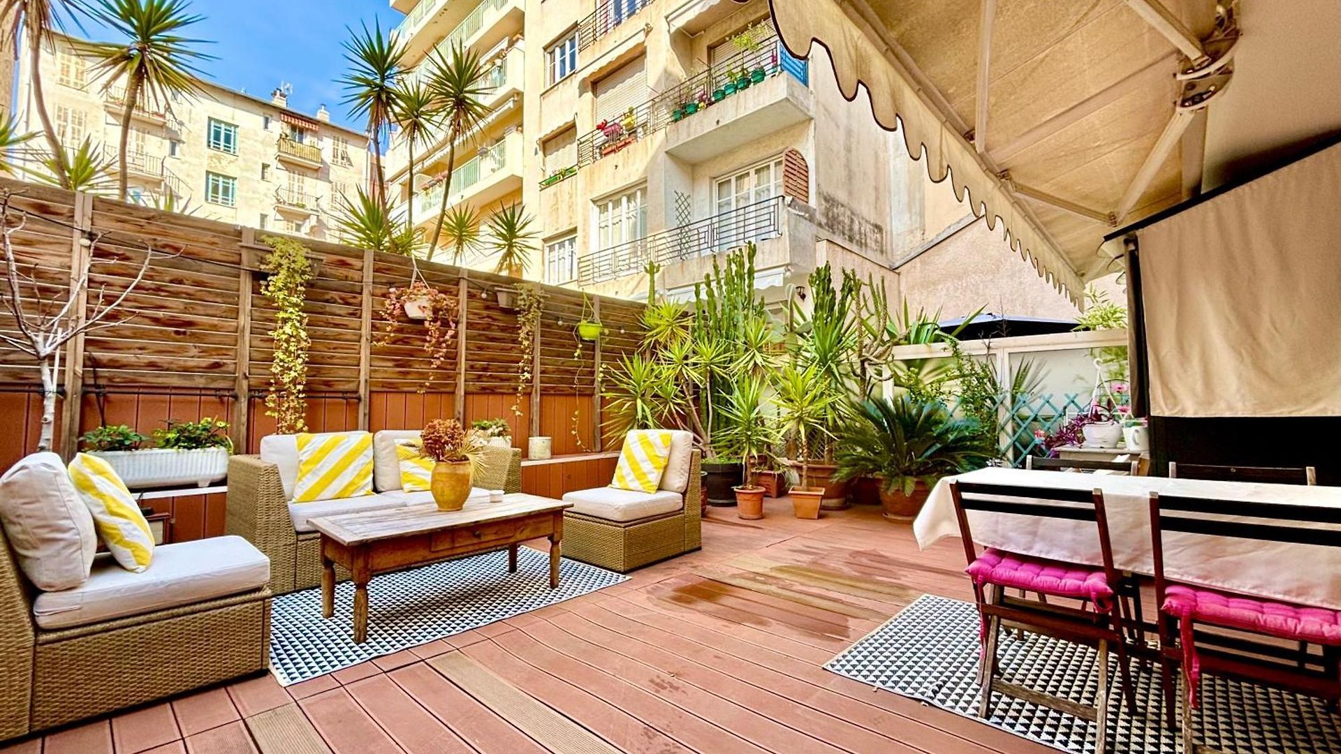 Large Magnificent Terrace Apartment *