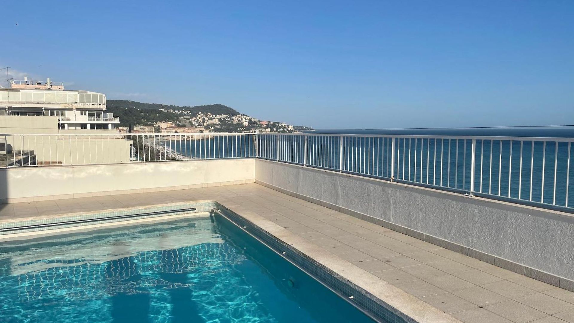 With Terrace & Rooftop Pool In Promenade Des