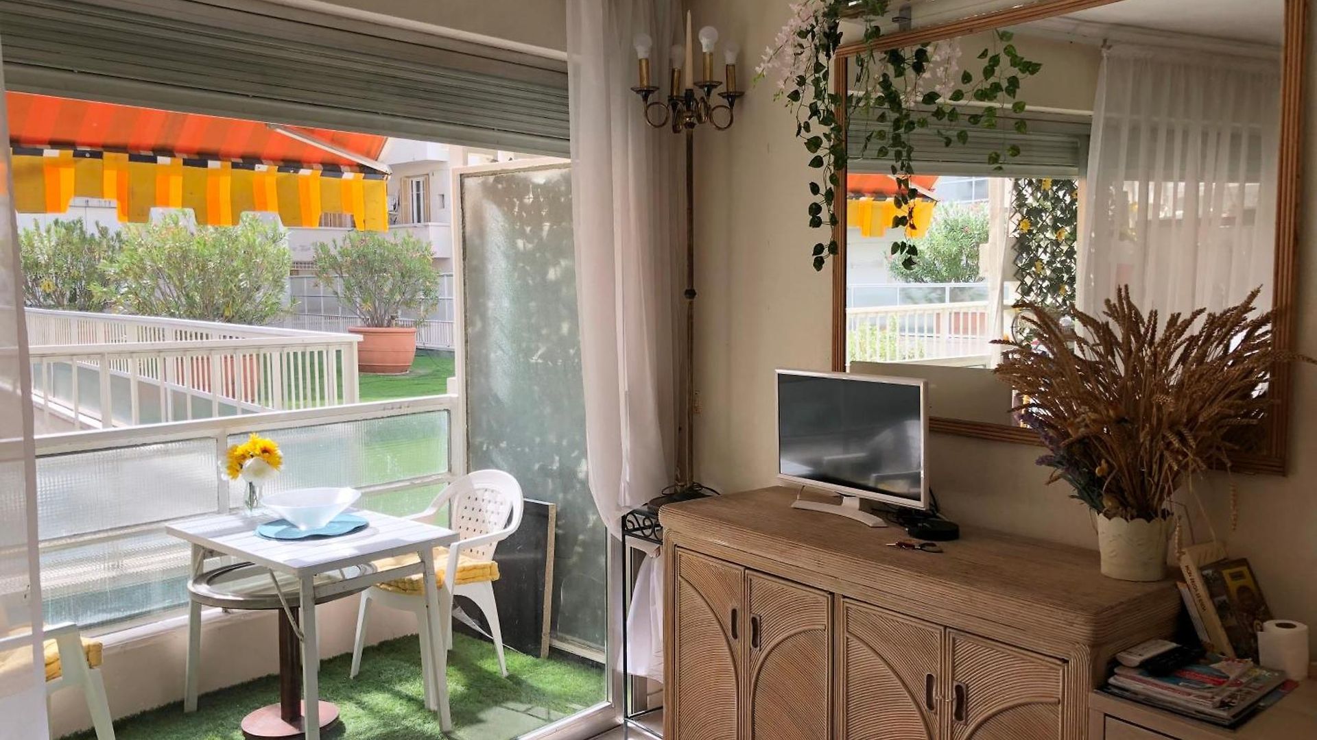 With Terrace & Rooftop Pool In Promenade Des