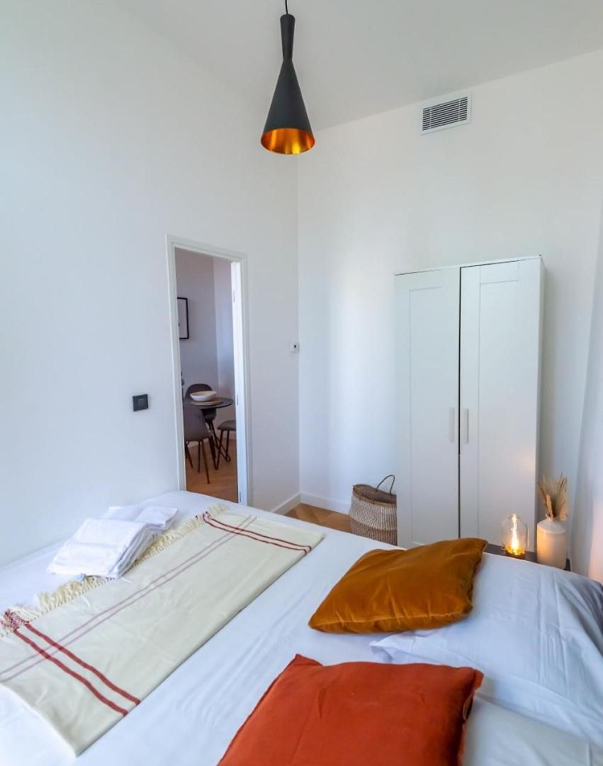 301a Charming 2 Refurbished Super Center