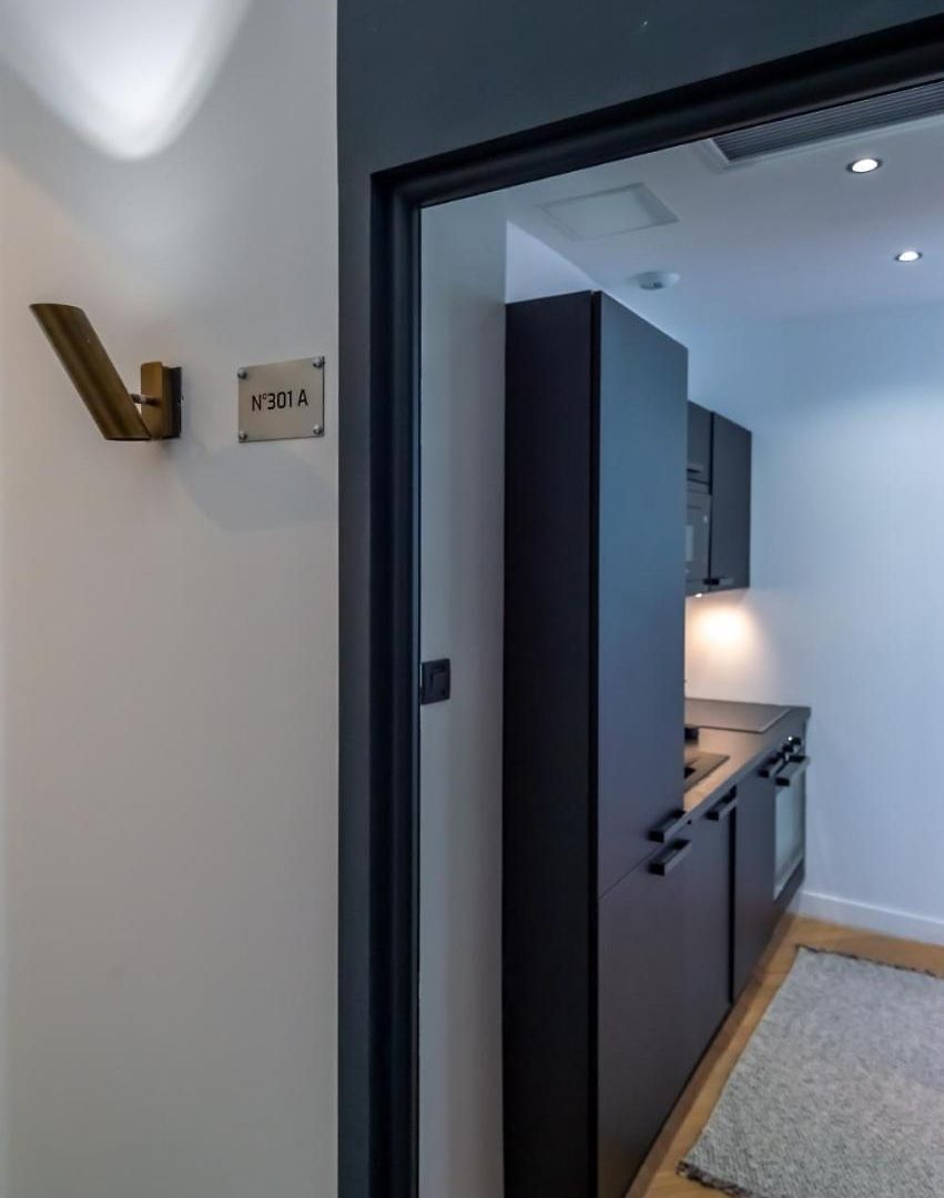 301a Charming 2 Refurbished Super Center Apartment