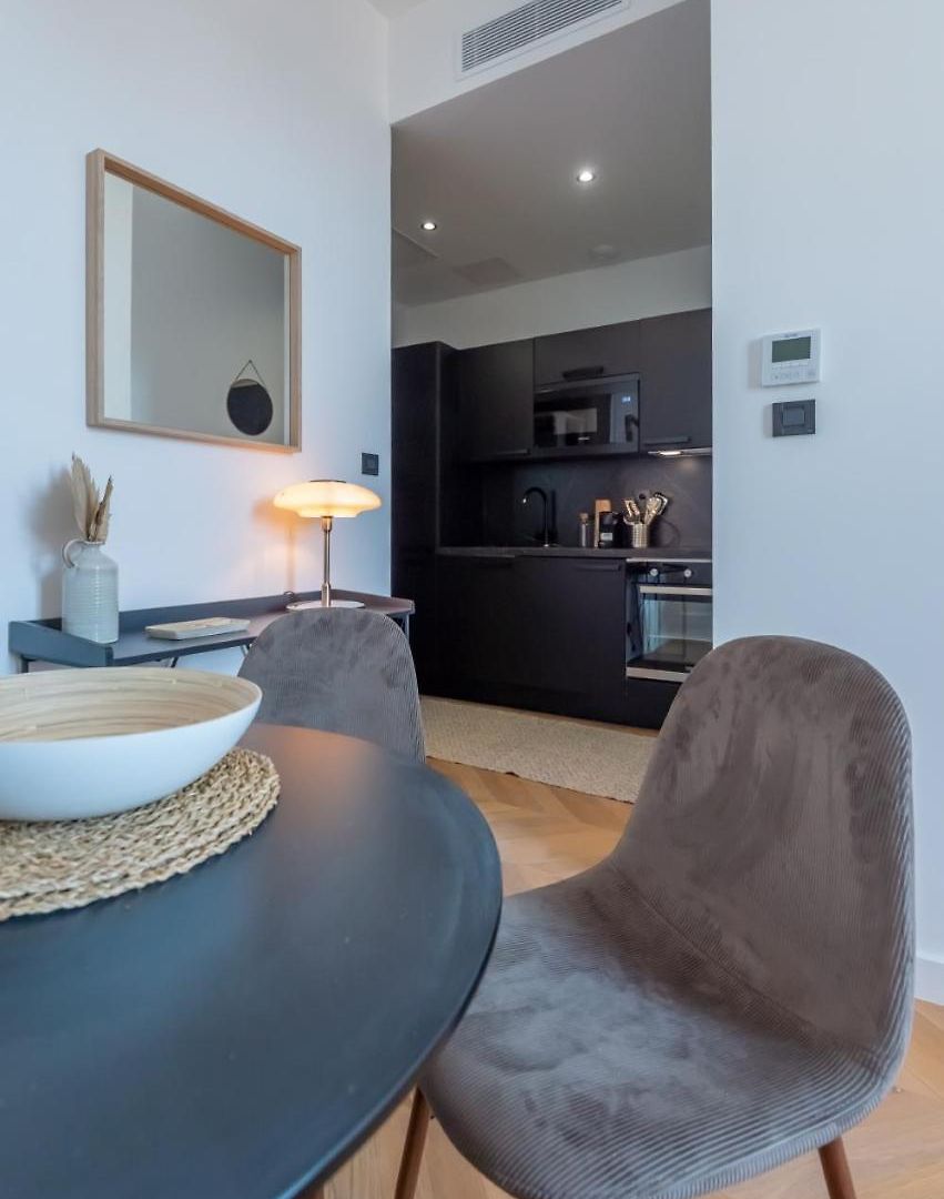 301a Charming 2 Refurbished Super Center Apartment *