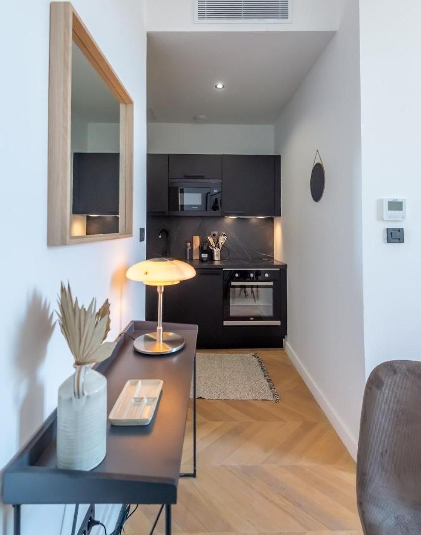 301a Charming 2 Refurbished Super Center *