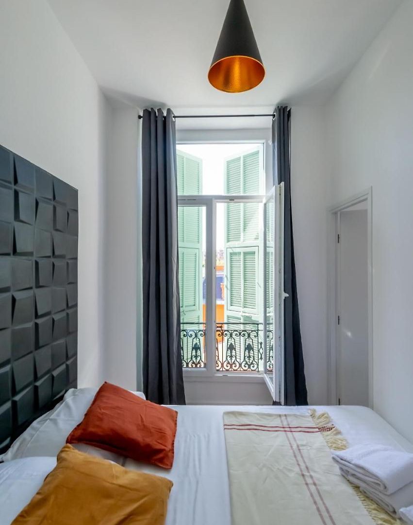 301a Charming 2 Refurbished Super Center Apartment *