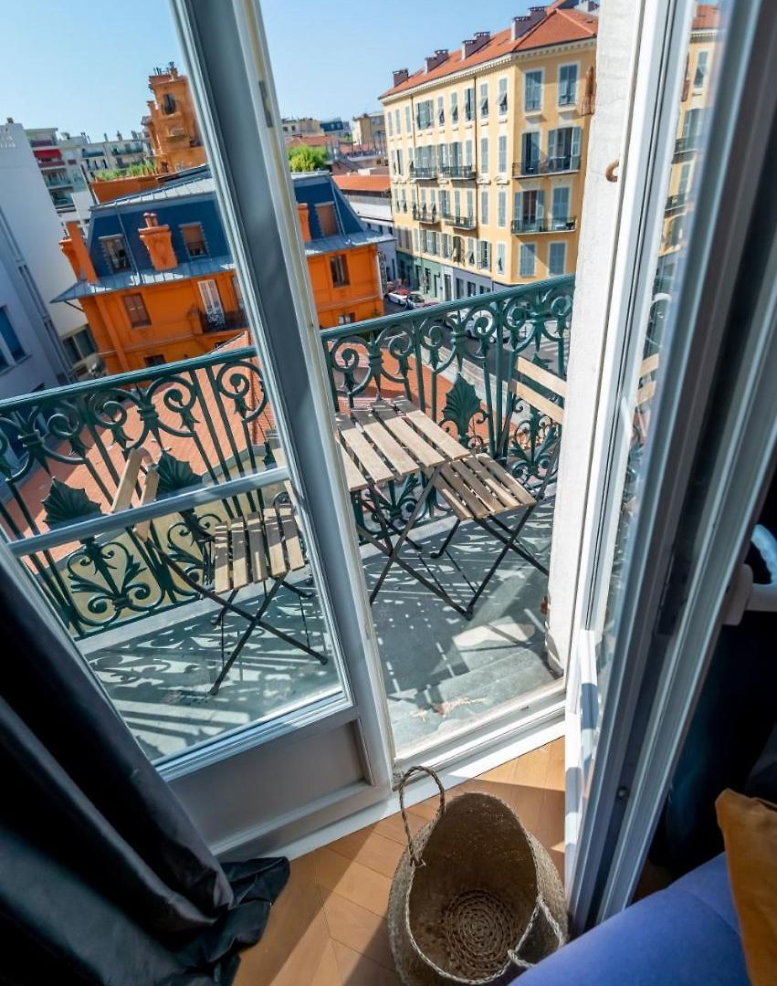 301a Charming 2 Refurbished Super Center Apartment Nice