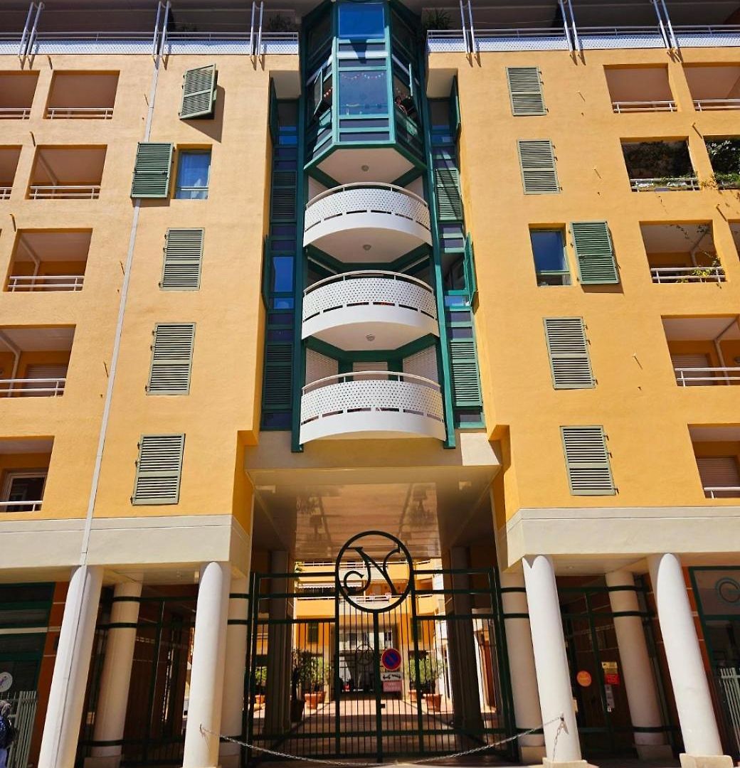 Lumineux En Plein Centre-ville, Avec Terrasse Privée Sur Cour, Situé Place Du Pin * Nice