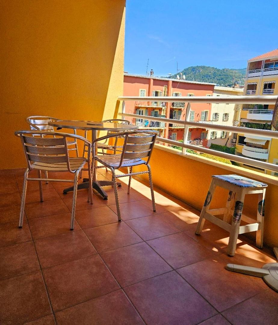 Appartement Lumineux En Plein Centre-ville, Avec Terrasse Privée Sur Cour, Situé Place Du Pin