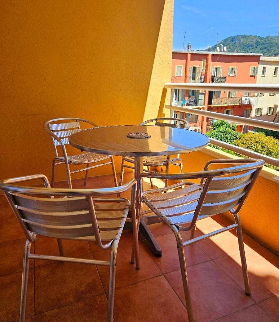 Appartement Lumineux En Plein Centre-ville, Avec Terrasse Privée Sur Cour, Situé Place Du Pin Nice