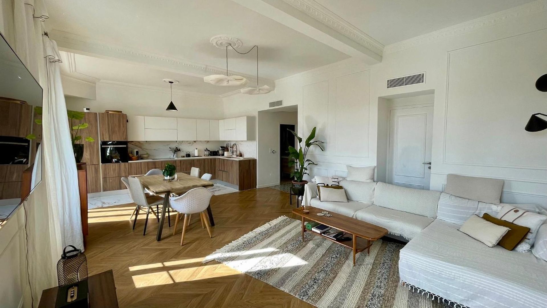 Bright, Spacious 2 Bedroom Apartment, Walk To & Old Town Nice