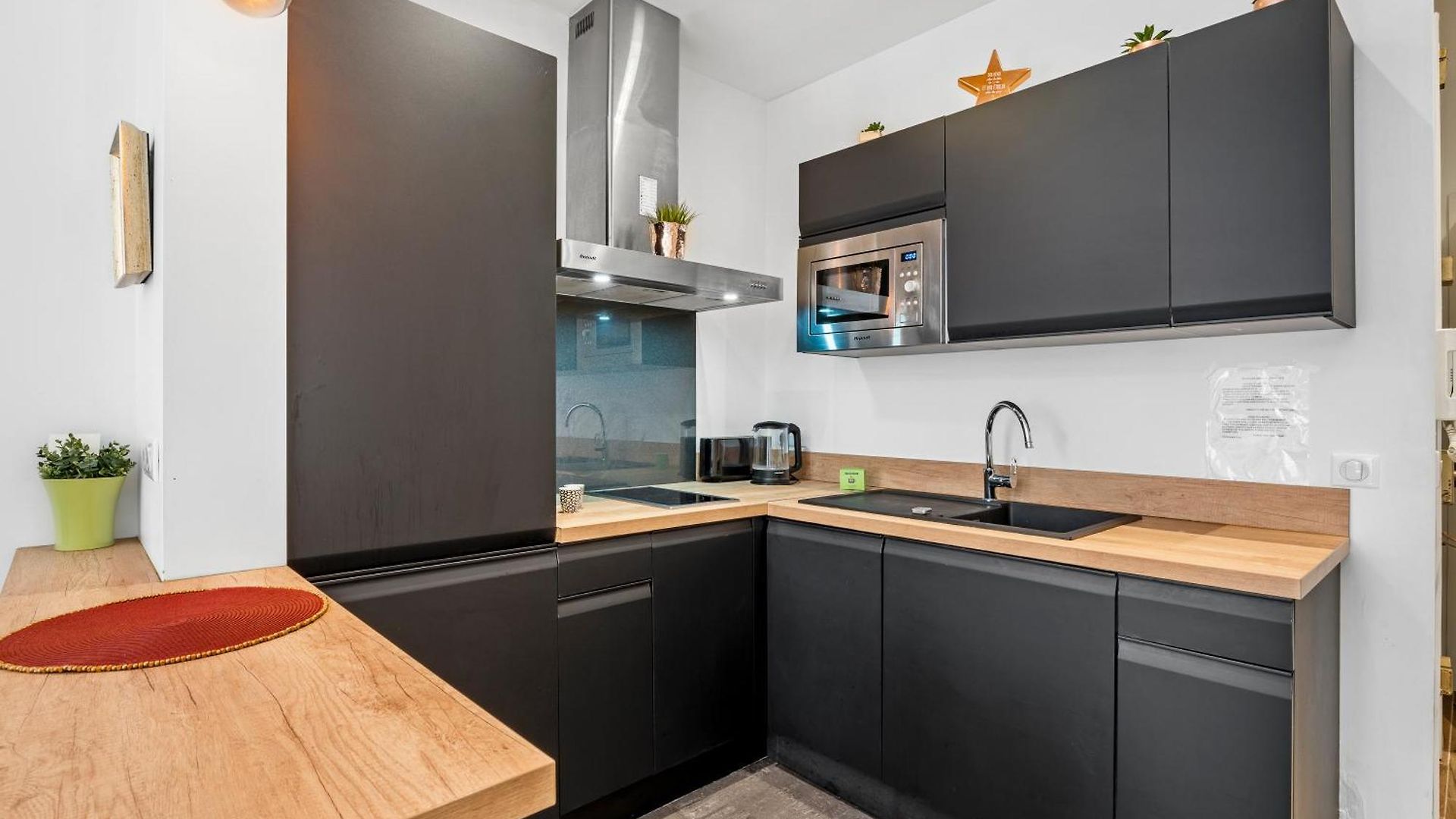 Renting - Rossetti - Modern Haven Heart Of Old *