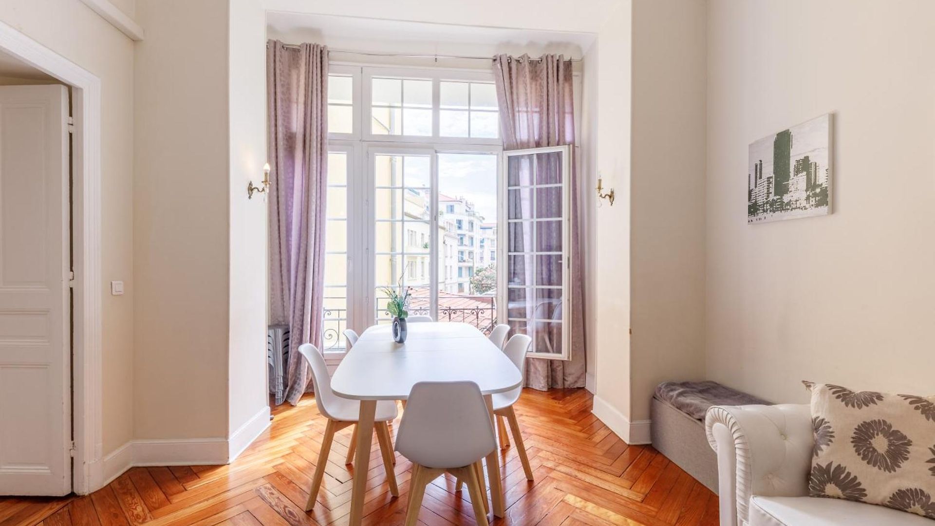 Prestige Designer Apartment, Super