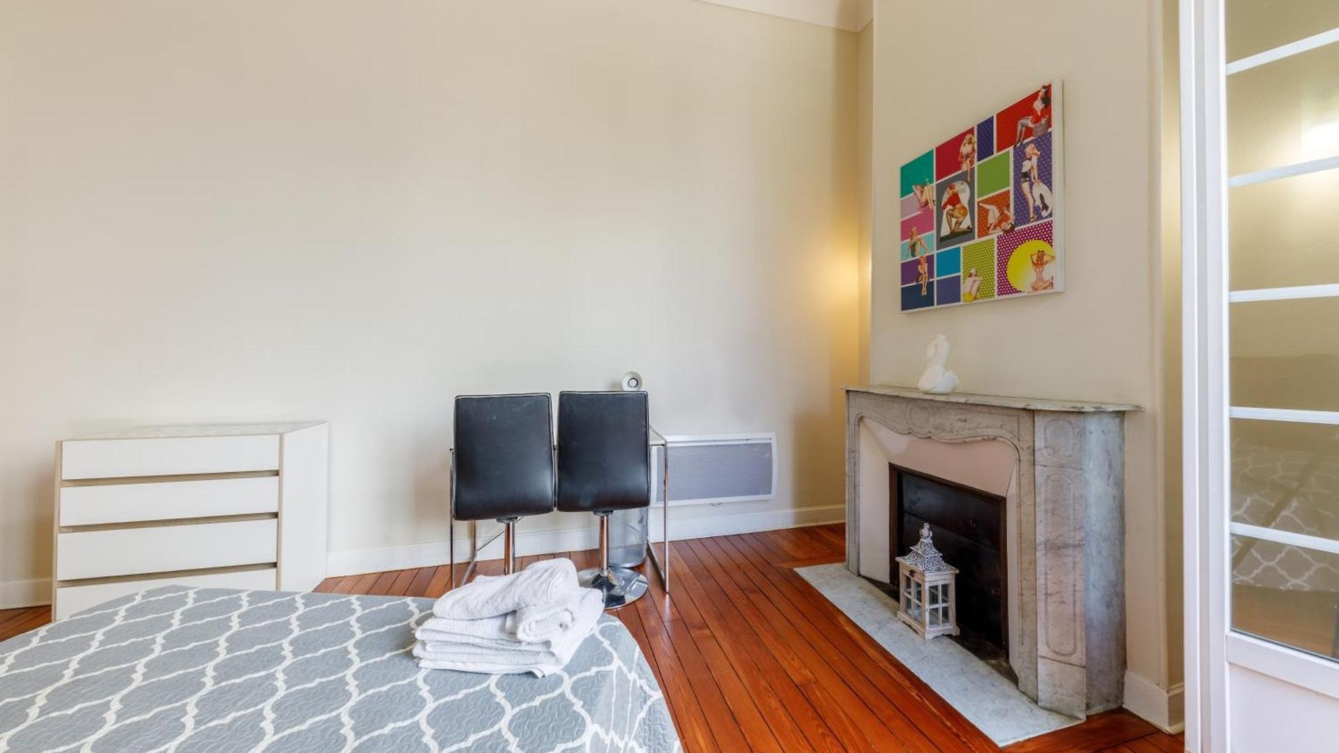 Prestige Designer Apartment, Super