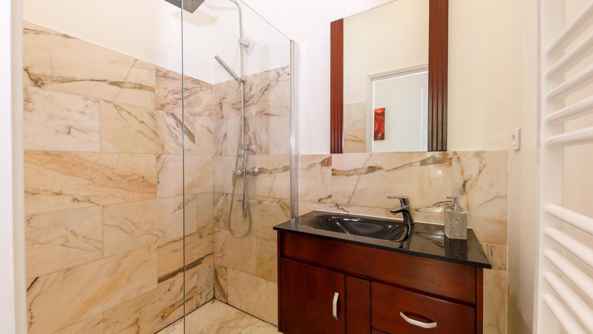 Prestige Designer Apartment, Super