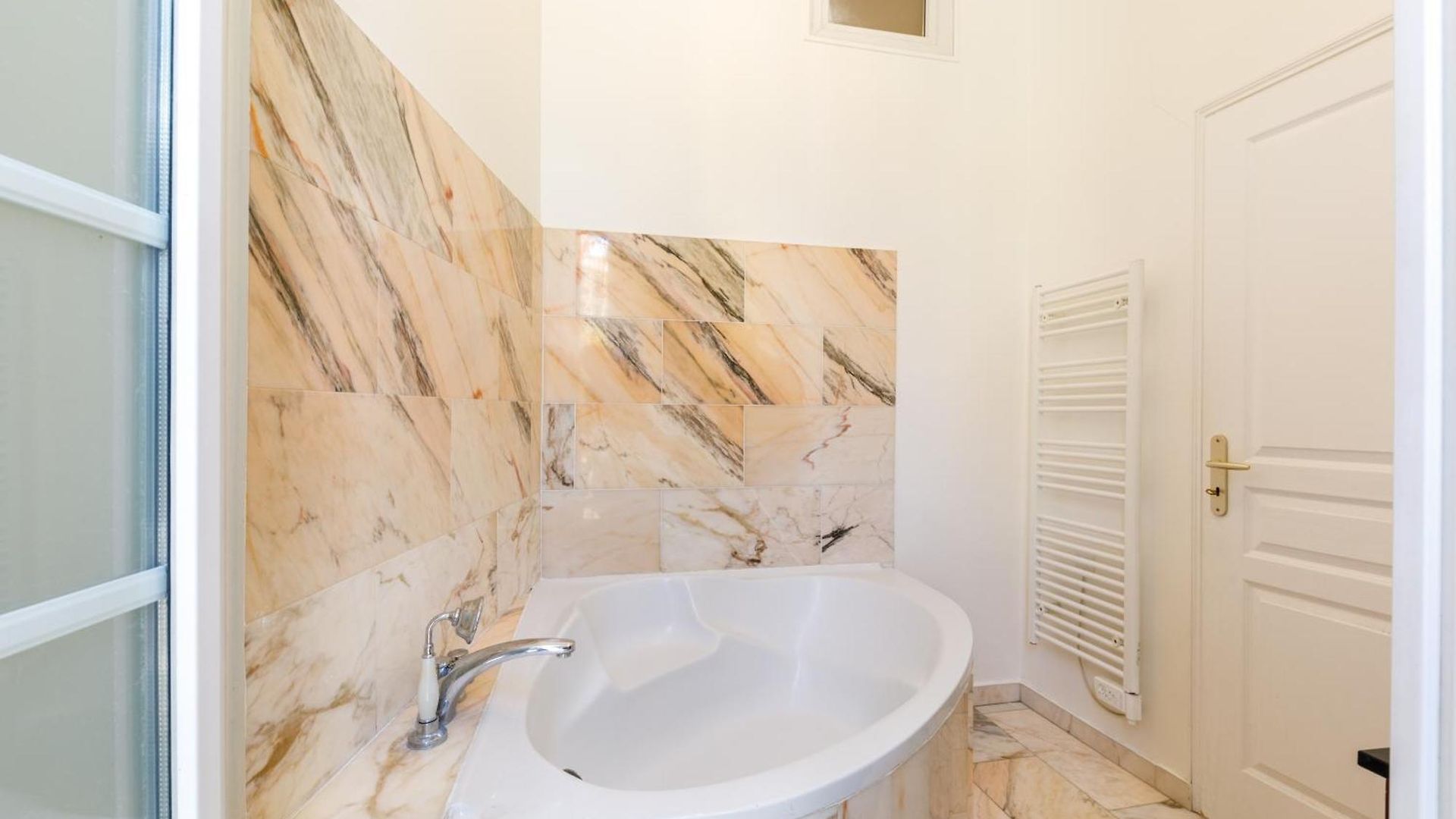 Prestige Designer Apartment, Super