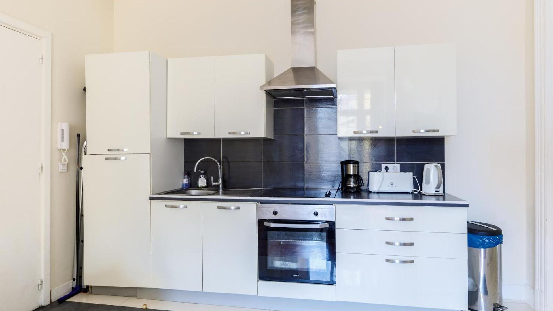 Prestige Designer Apartment, Super