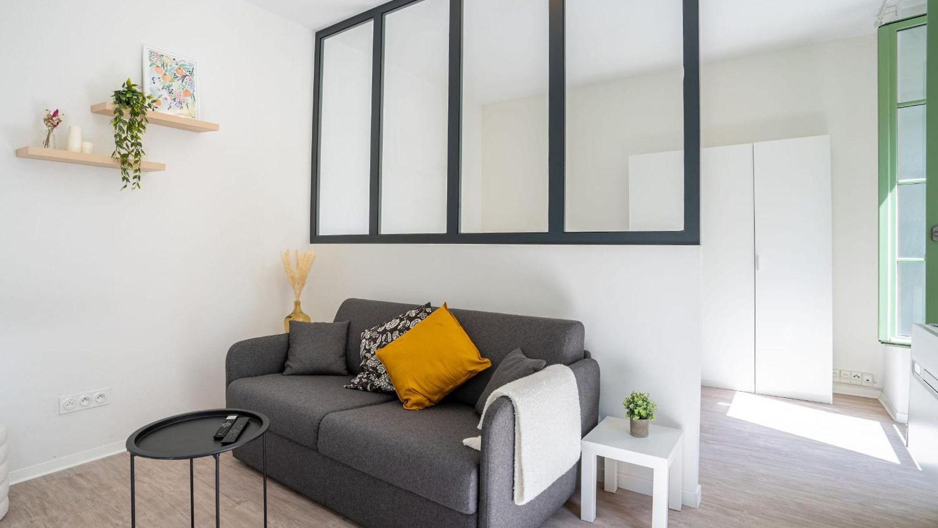 06bz - Modern In The Heart Of The Port Apartment