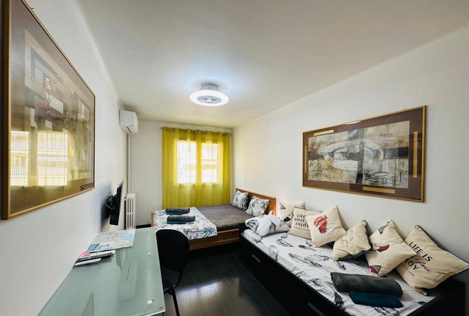The - 3 Rooms, 3air Cond, 3tv, 3fans, 2 Wc, Wifi Everywhere 5min Aeroport, Train, Beach, 1min Tram, 15 Min Centre, Port, Parking Possible