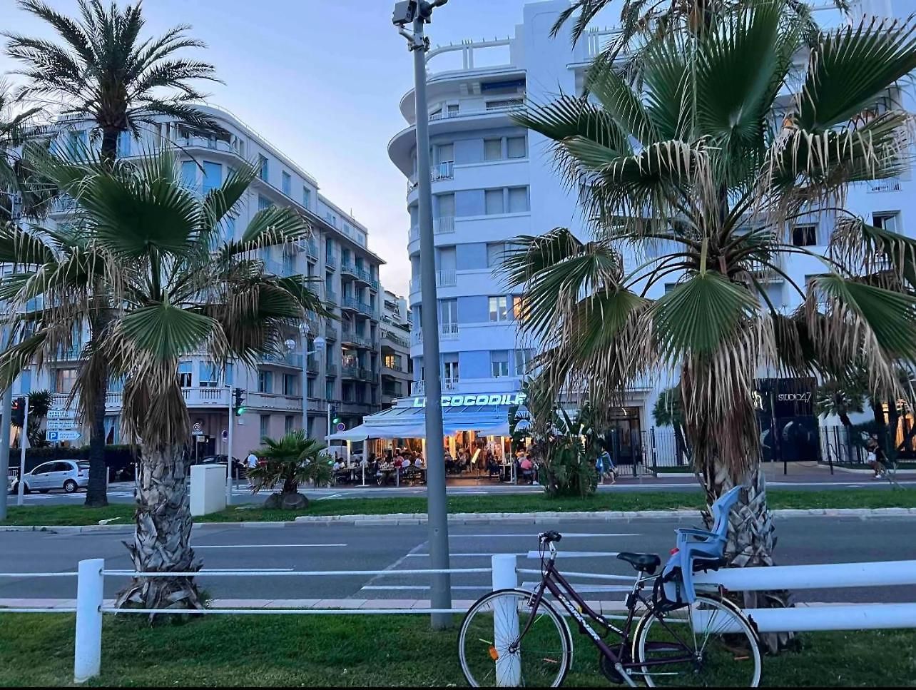 A 3mn De La Promenade Des Apartment