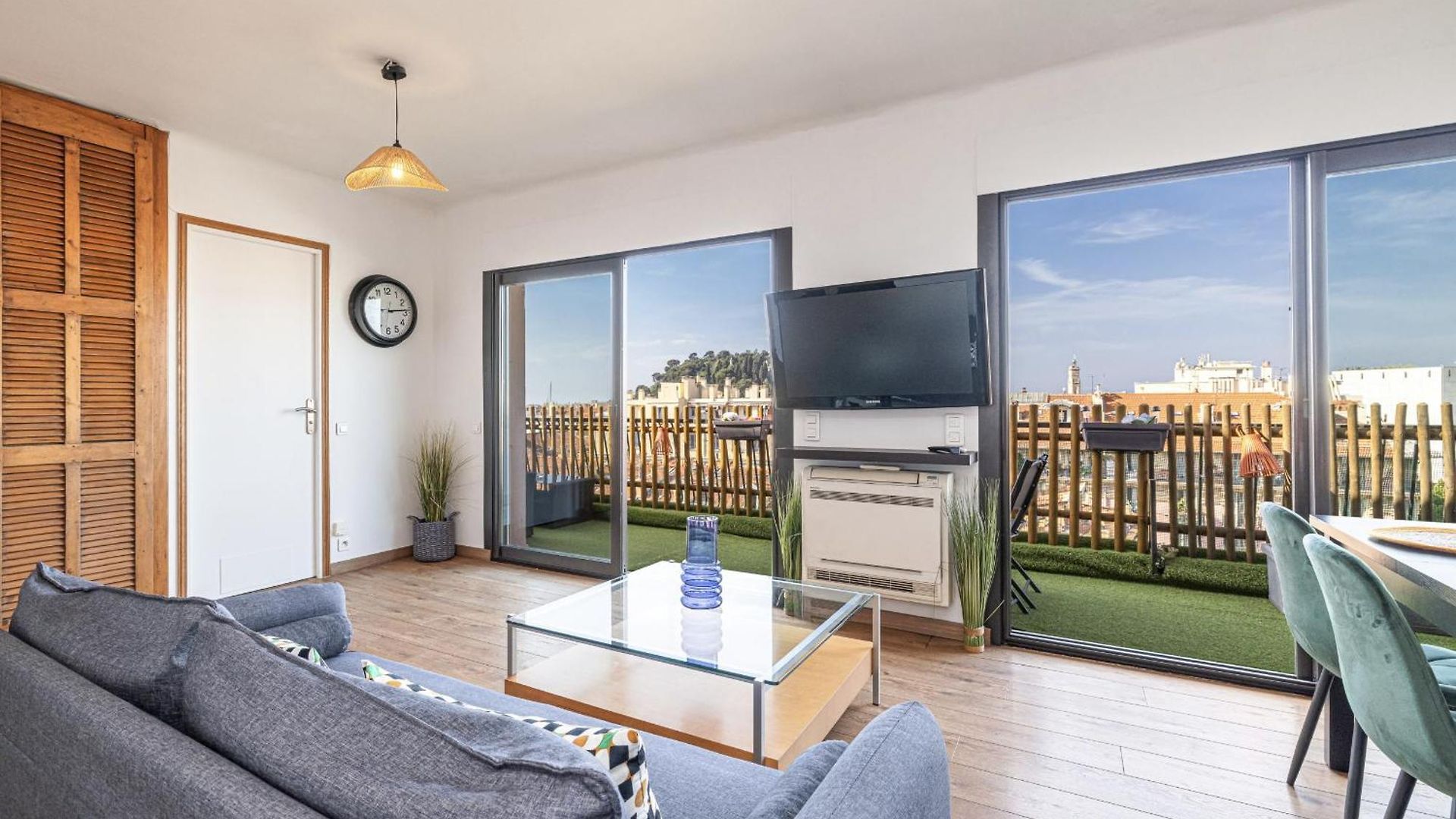 Open Sky Terrace Lage 1 Bdr & Parking * Nice