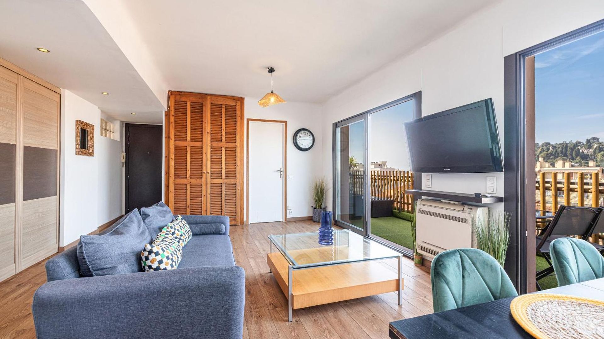 Open Sky Terrace Lage 1 Bdr & Parking * Nice