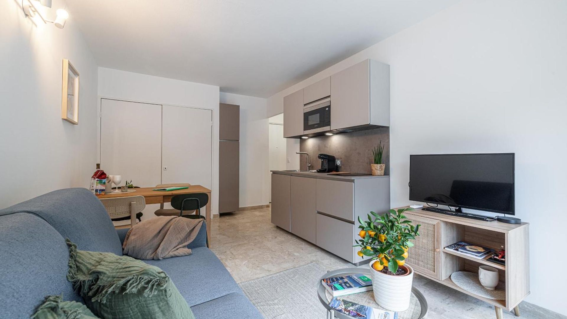 Appartement 2p Rénové Avec Terrasse Au Port De *