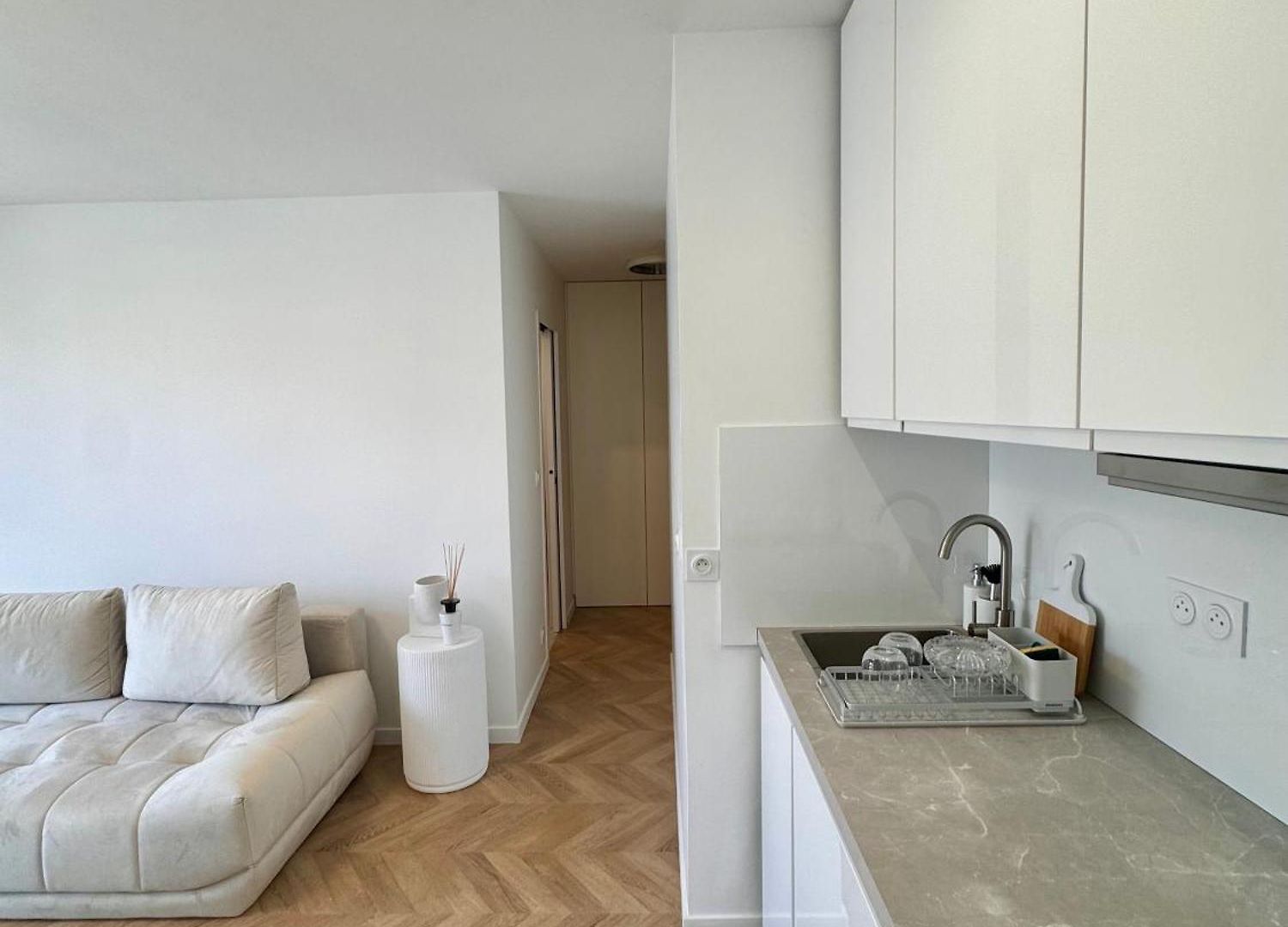 Appartement 2p Moderne Et Epure Pres De La Et De La Celebre Promenades Des - Vivez Le Reve Mediterraneen