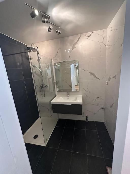 Appartement Superbe De 3p Pieces Dans Avec Piscine Et Climatisation *