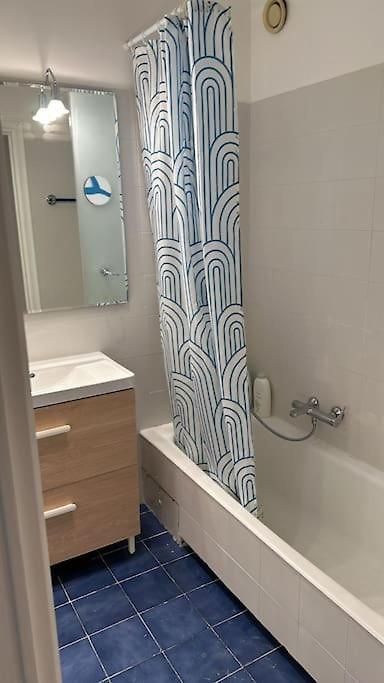 Appartement Superbe De 3p Pieces Dans Avec Piscine Et Climatisation *