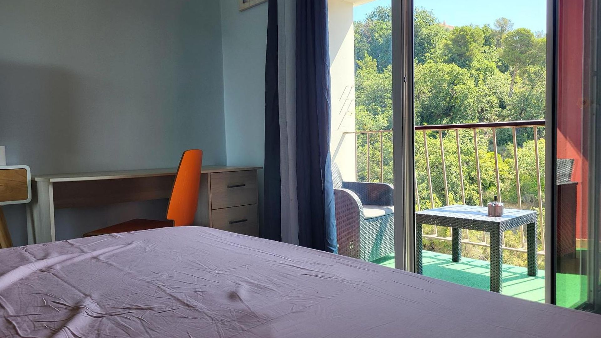 Private Room-2 In Hannana Apartment- 2 Min Walk To Tram 12 Min To Train Station 15 Min To Massena Place *