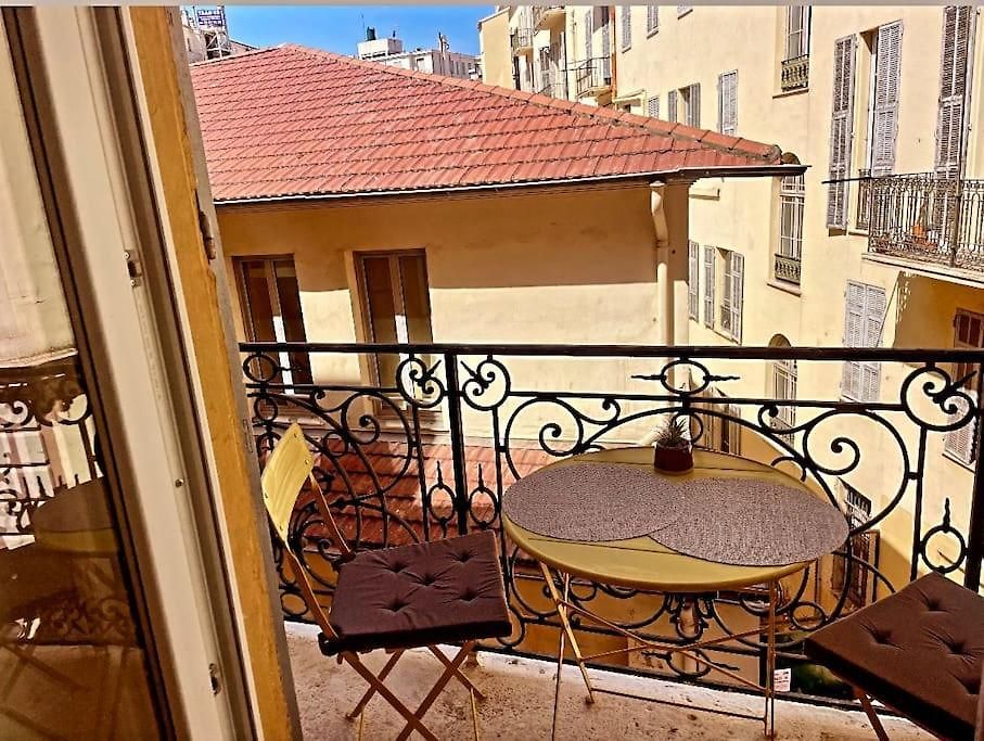 Masséna Street, 2 Balcony