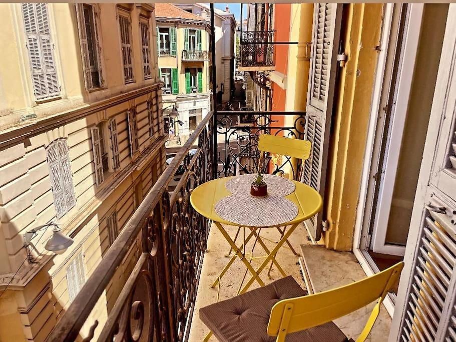 Masséna Street, 2 Balcony