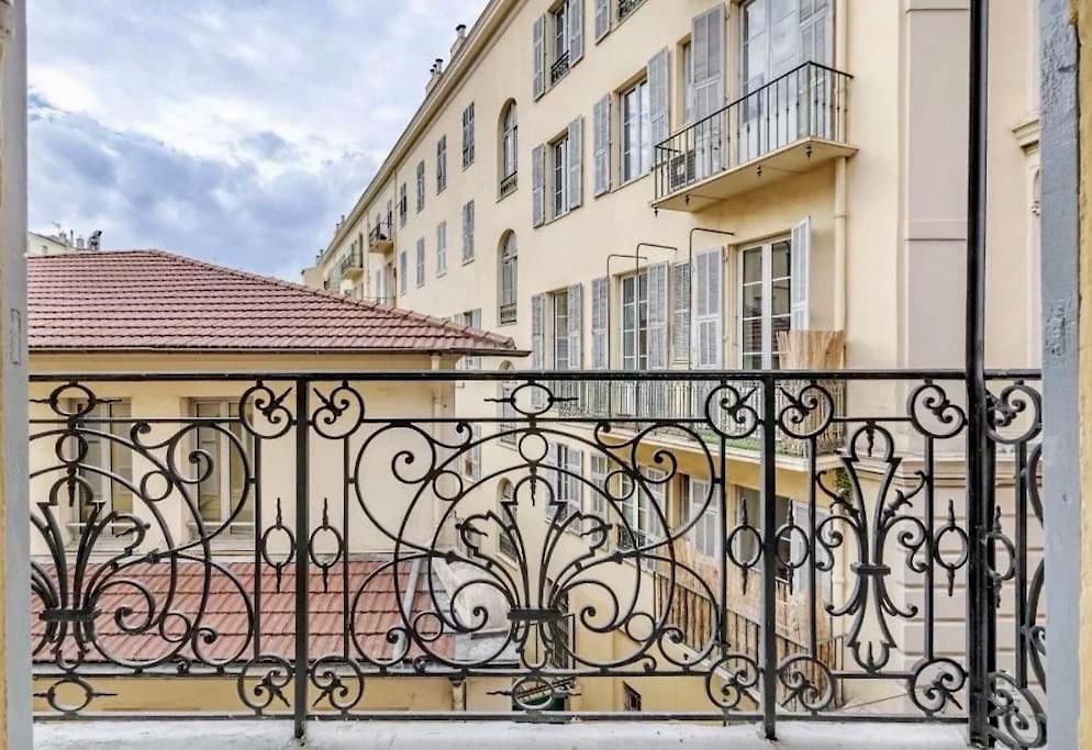 Masséna Street, 2 Balcony *