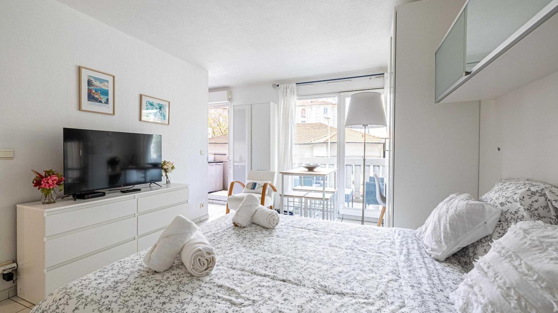 Charming With Pool & Balcony -heart Of *