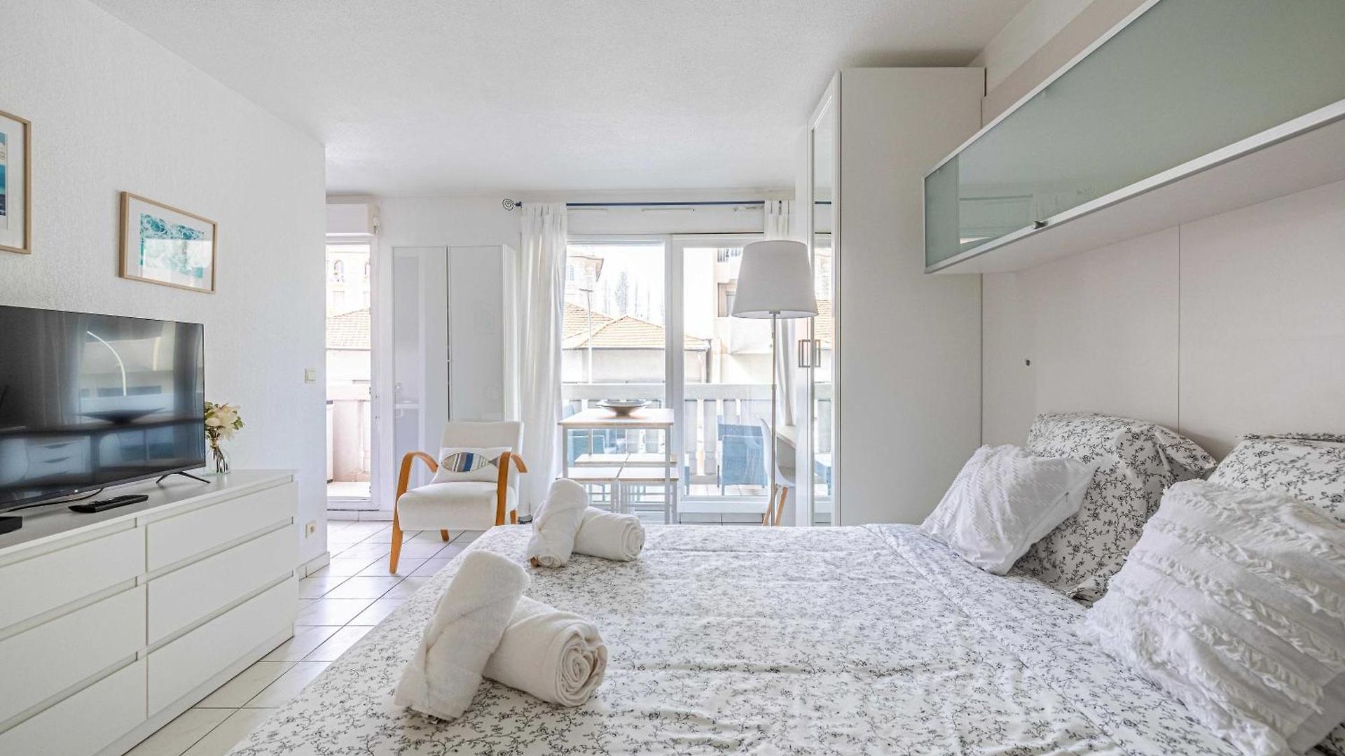 Charming With Pool & Balcony -heart Of Appartement *